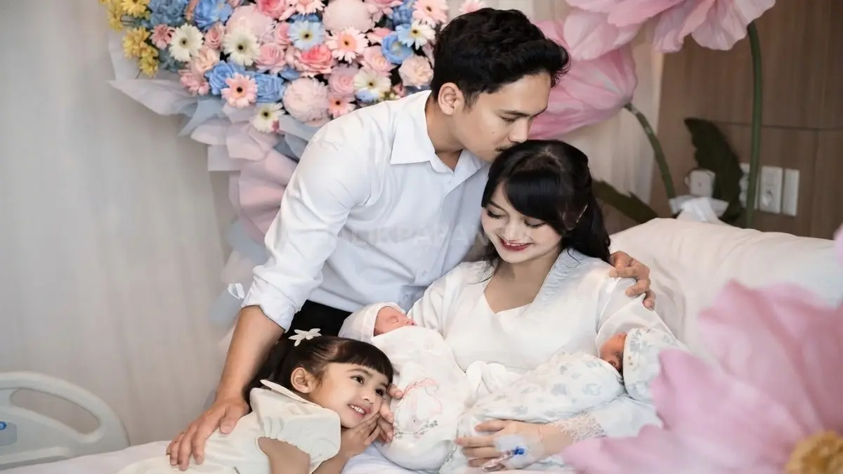 Nanda Arsyinta dan Ardya Tridwantoro berfoto bersama putri sulung serta bayi kembar mereka dalam potret keluarga bernuansa hangat.