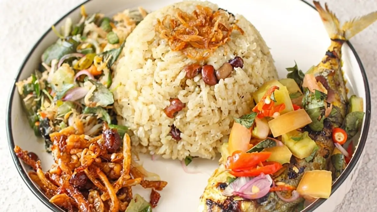 Nasi Lapola khas Maluku dengan kacang tolo dan kelapa, sajian tradisional gurih yang kaya cerita budaya.