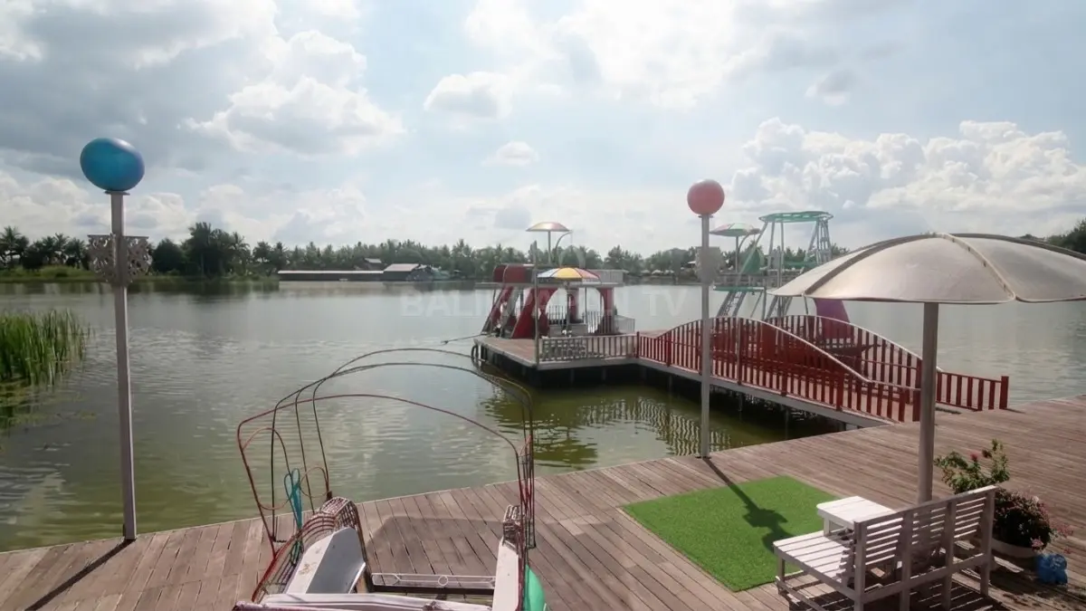 Panorama danau Langit Timur menjadi daya tarik utama bagi pengunjung yang ingin menikmati suasana alam.