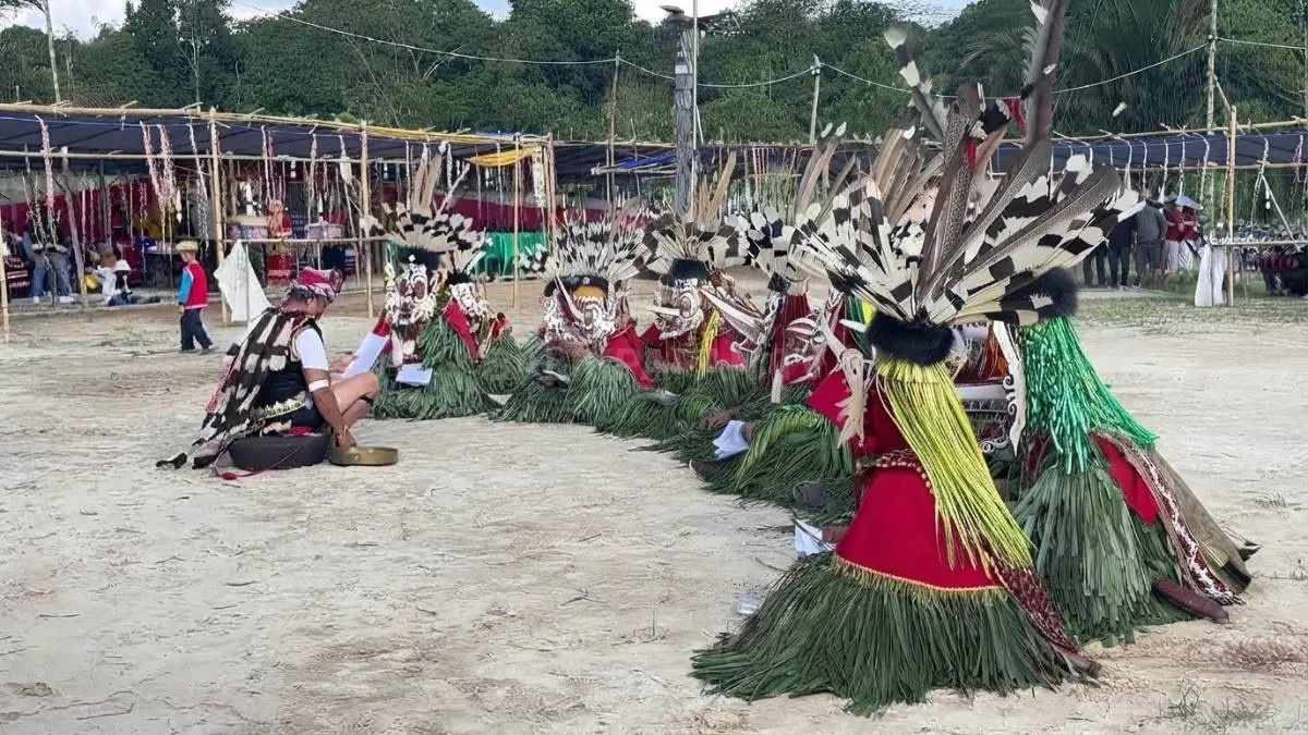 Penari Dayak Bahau mengenakan topeng Hudoq saat mengikuti Festival Budaya Hudoq Bahau Busang di Kutai Kartanegara.