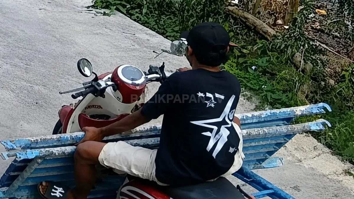 Pengendara motor membawa scaffolding diduga hasil pencurian dari Perumahan Somber Indah, terekam CCTV warga. (DOK. M. IBRAHIM/KP)