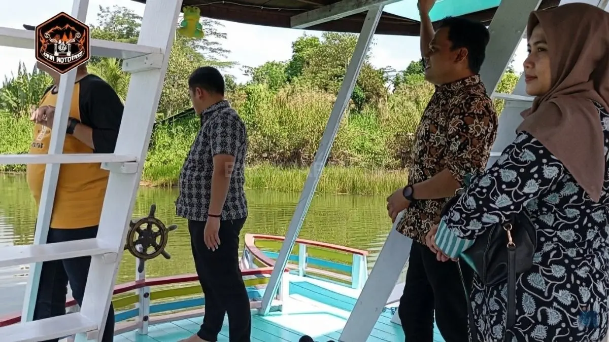 Perahu gubang dua lantai menjadi fasilitas unik yang dapat digunakan menikmati kawasan danau.