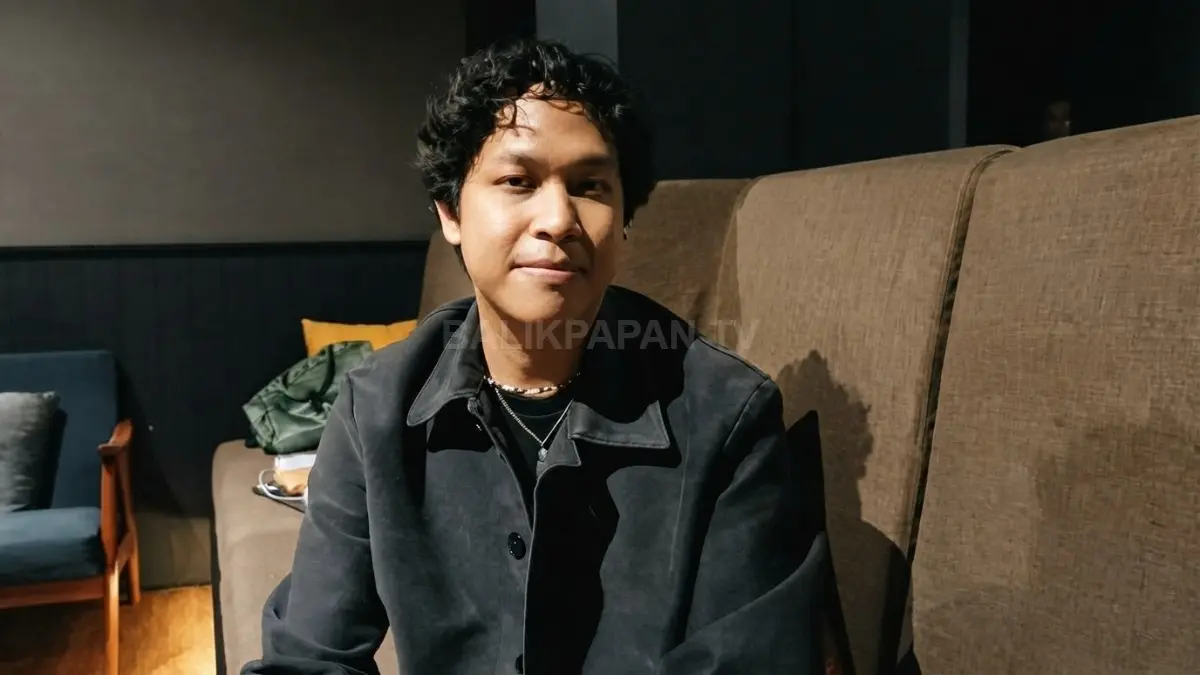 Potret santai Hindia (Baskara Putra) berjaket hitam yang tampil kasual dengan senyuman hangatnya. (BTV/Ai)