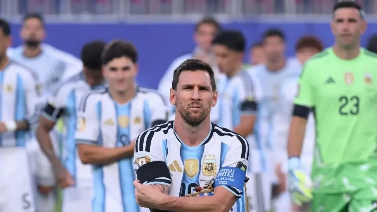 Sepak bola Argentina akan menghentikan pertandingan pada menit ke-10 untuk menghormati Lionel Messi setelah pensiun dari tim nasional.