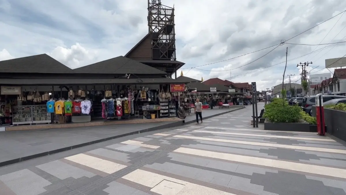  Suasana kawasan Citra Niaga Samarinda yang menjadi pusat perdagangan bersejarah di Kalimantan Timur. 