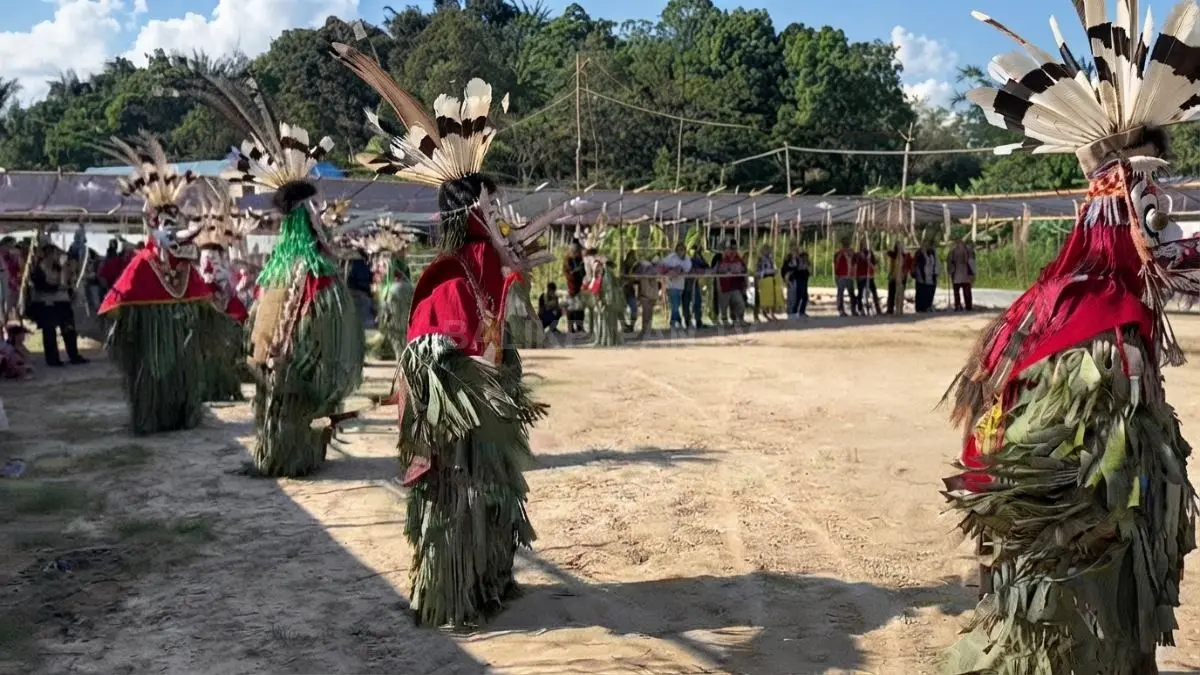 Tarian Hudoq ditampilkan dengan iringan musik tradisional dalam suasana festival budaya di Loa Kulu.