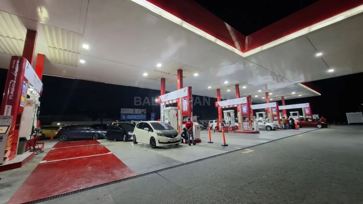 Kendaraan mengantre di SPBU MT Haryono menunggu layanan BBM kembali berjalan setelah sistem pulih.
