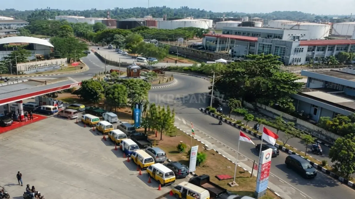 Ilustrasi Antrean kendaraan mengular di SPBU Karang Anyar Balikpapan dengan latar kawasan Kilang Pertamina.