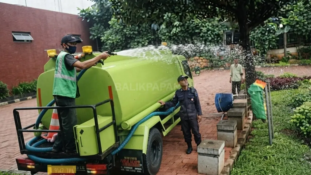 Ilustrasi Petugas Dinas Lingkungan Hidup Balikpapan melakukan penyiraman