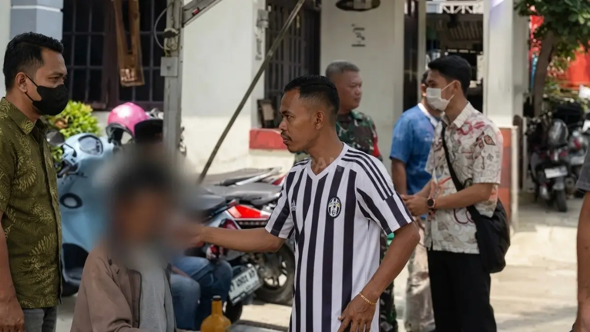 Proses evakuasi lansia dari wilayah RT 23 Gunung Sari Ulu, Balikpapan Tengah.