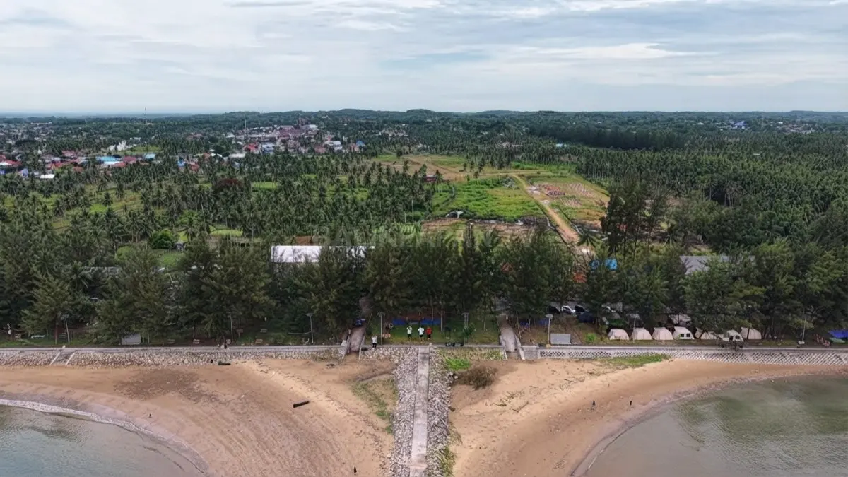 Area wisata Pantai Manggar menghadirkan fasilitas camping dan glamping untuk pengalaman menginap dekat pesisir.