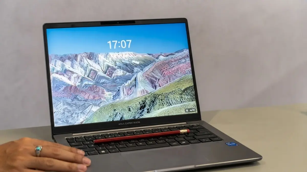 ASUS ExpertBook Ultra hadir untuk profesional Kalimantan dengan AI lokal, performa tinggi, keamanan, dan mobilitas. (Sumber: YouTube Balikpapan TV)
