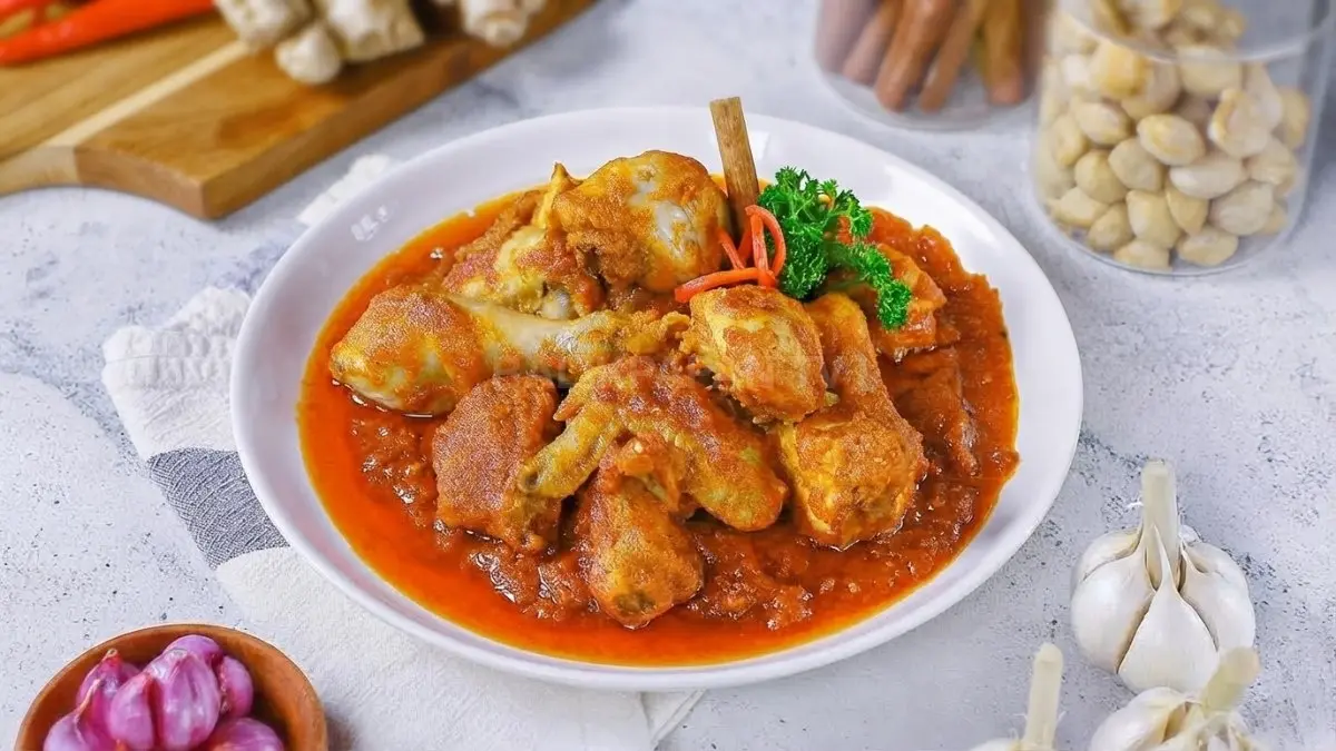 Ayam Masak Habang khas Banjar tersaji dengan bumbu merah pekat, menggugah selera dan kaya rempah tradisional.