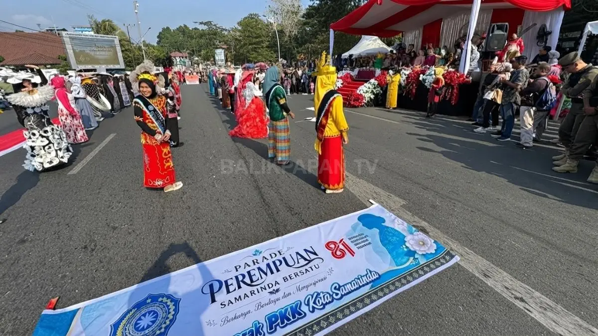 Beberapa peserta berbaris mengikuti Parade Perempuan Samarinda Bersatu di Taman Samarendah, Samarinda, Minggu (6/9). (DOK. DENNY/KP)