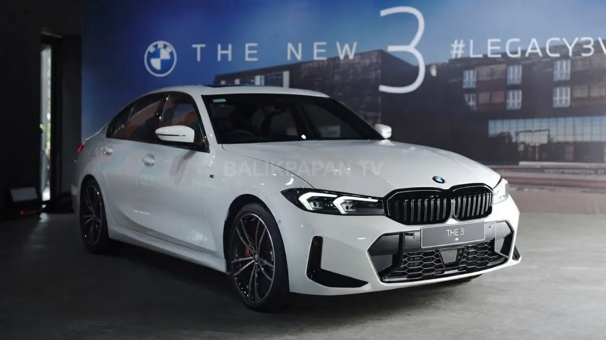 BMW 330i M Sport Pro melaju elegan, menampilkan desain sporty, pelek M, dan karakter sedan premium dinamis. (BTV/AI)