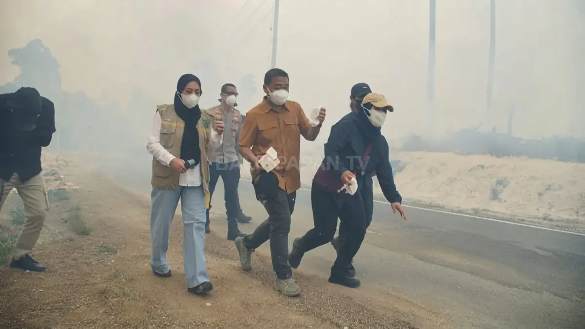 Bupati Berau Sri Juniarsih Mas meninjau penanganan karhutla di kawasan Jalan Poros Kasai-Tanjung Batu. (DOK. ADV/KP)