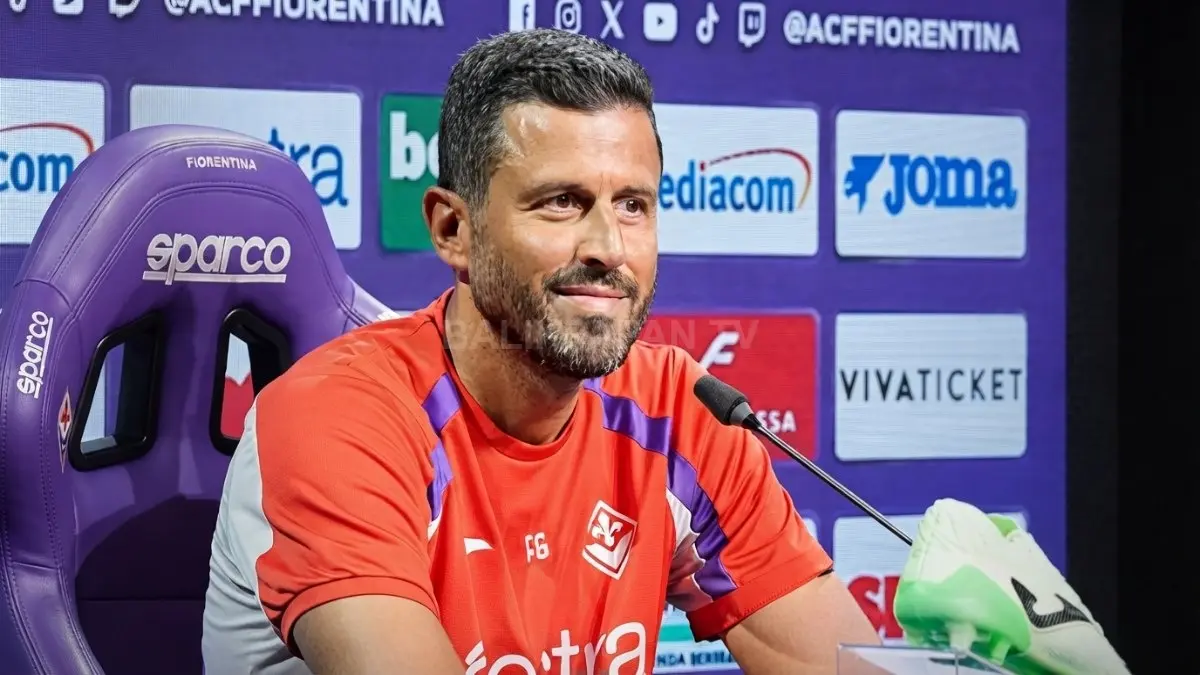 Fabio Grosso saat memimpin Fiorentina dalam pertandingan Serie A 2026/27 sebelum dipecat klub setelah tiga kekalahan beruntun.