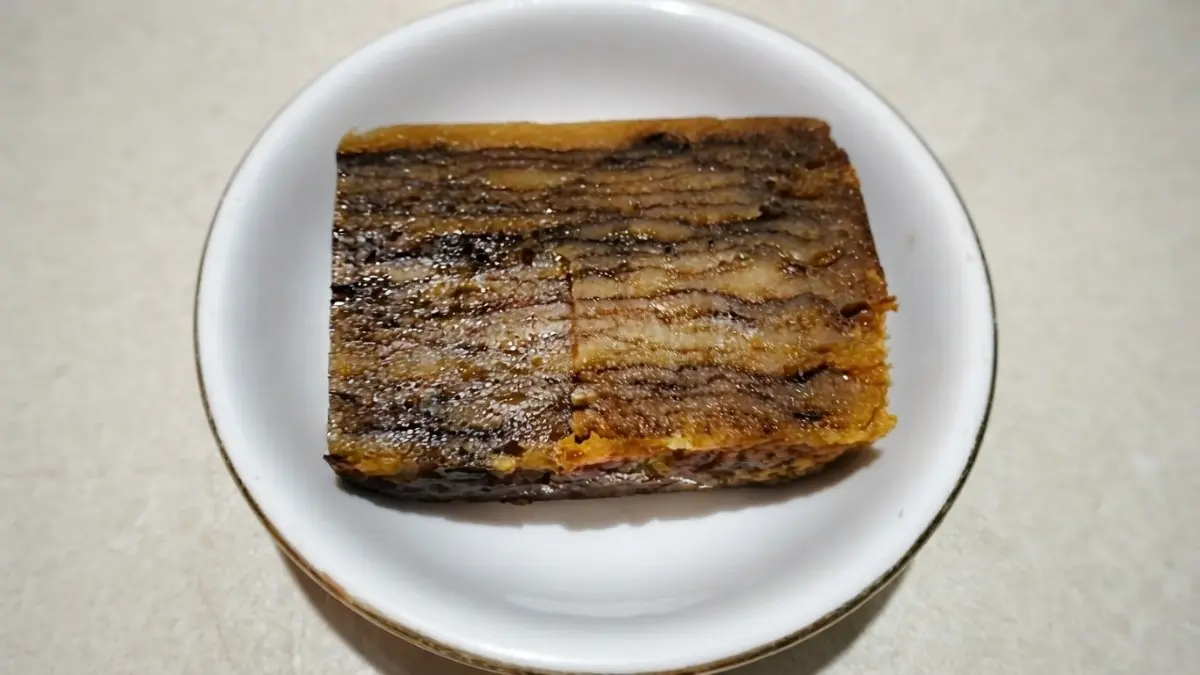 Kue Lam khas Banjar berlapis rapi dengan warna keemasan, disajikan sebagai kudapan tradisional Kalimantan Selatan.&nbsp;