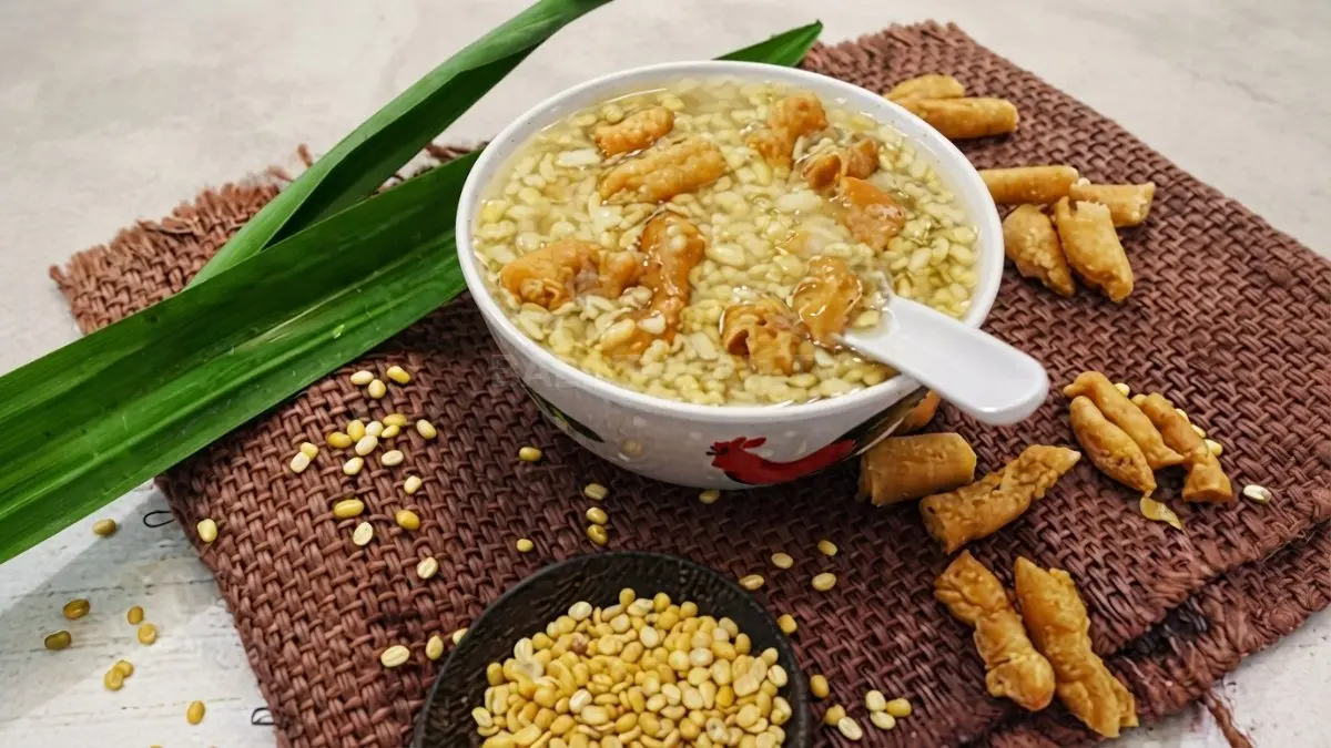 Lek Tau Suan khas Pontianak disajikan hangat dengan kuah bening kental dan potongan cakwe renyah.