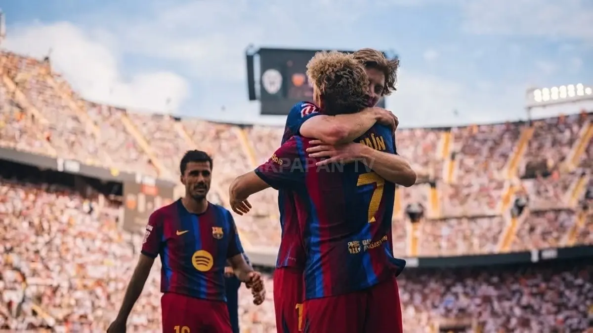 Pemain Barcelona merayakan kemenangan telak 5-0 atas Valencia dalam lanjutan La Liga di Mestalla.