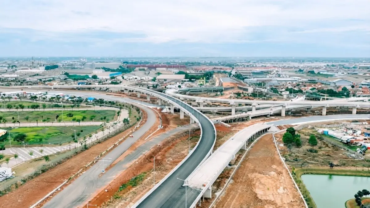 Pemerintah menargetkan pembangunan 13,5 kilometer jalan tol pada 2027, dengan tiga ruas menjadi prioritas infrastruktur 