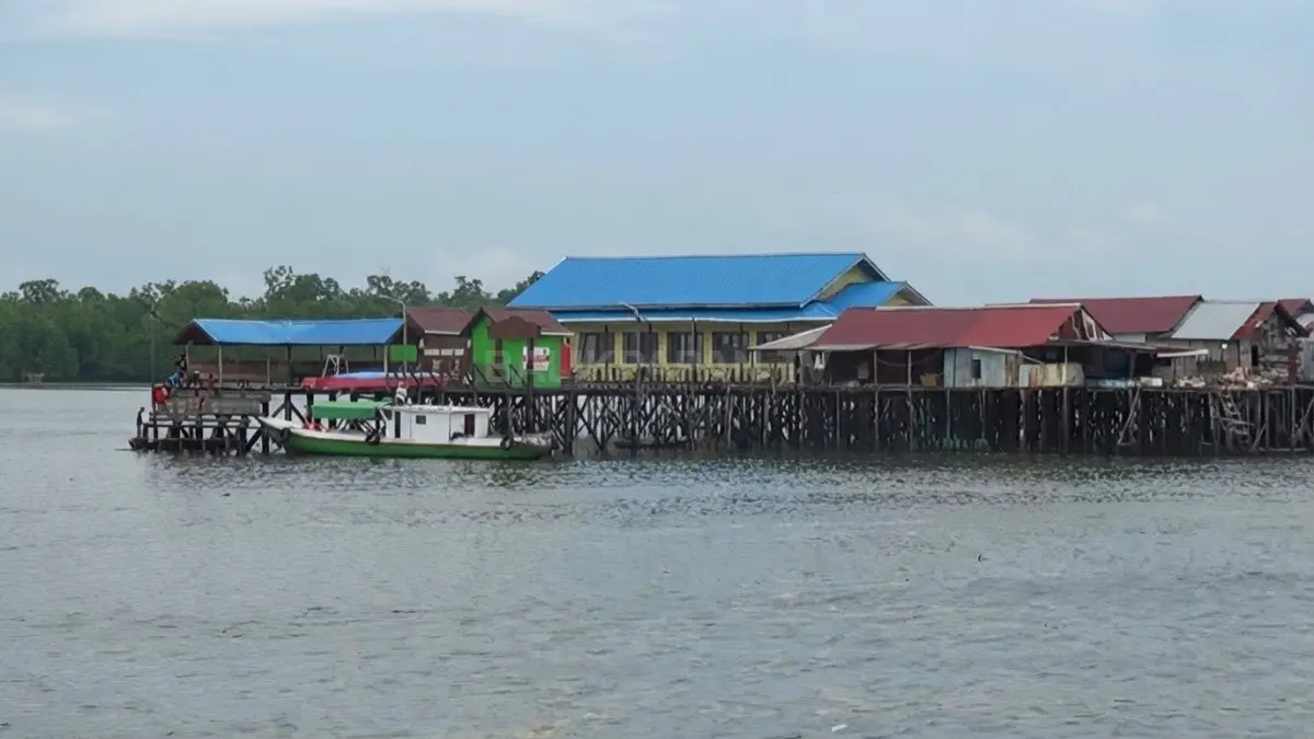 Permukiman Kampung Tihi-Tihi berada di tengah perairan Bontang dengan rumah warga dan aktivitas pesisir. 