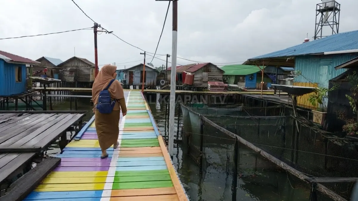 Permukiman Kampung Tihi-Tihi berada di tengah perairan Bontang dengan rumah warga dan aktivitas pesisir.