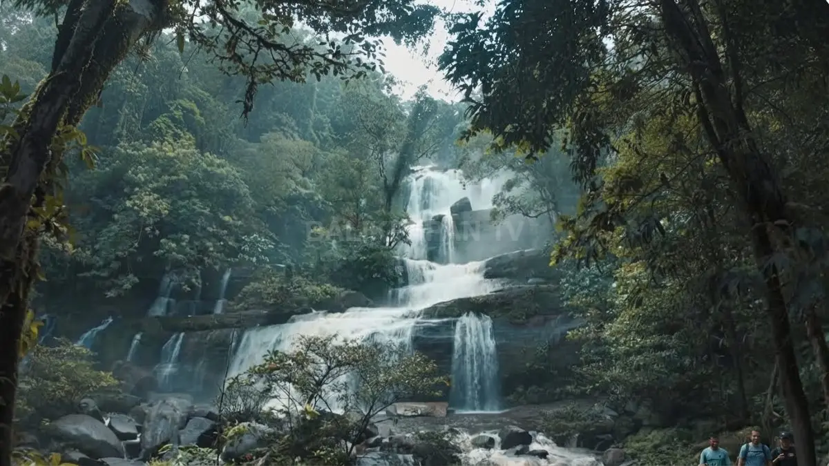 Air Terjun Bedawan bertingkat di tengah hutan tropis Landak menawarkan panorama alami bagi pencinta wisata.