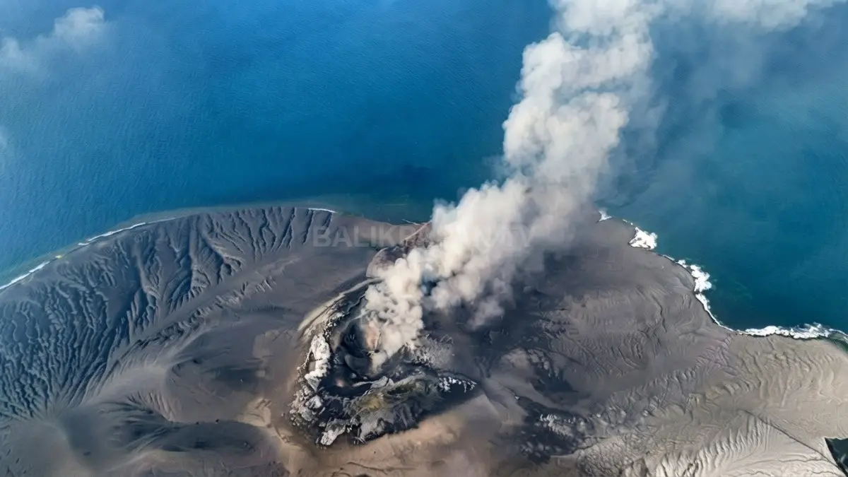 Aktivitas erupsi Gunung Anak Krakatau di Selat Sunda memunculkan kolom abu vulkanik terlihat dari pesisir Banten.