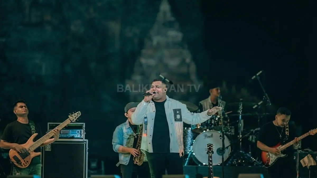 Andmesh Kamaleng membawakan lagu-lagu romantis dalam penampilan musik. (BTV/AI)
