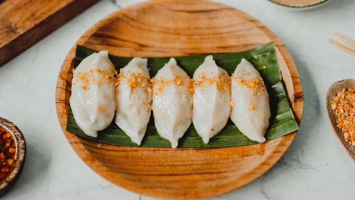 Choipan kukus khas Singkawang tersaji hangat dengan bawang putih goreng dan sambal pendamping di piring.