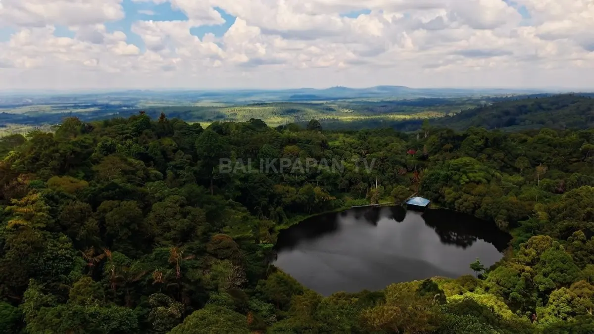 Danau Aco terlihat tenang di tengah hutan tropis Kampung Linggang Melapeh, Kutai Barat, Kalimantan Timur.