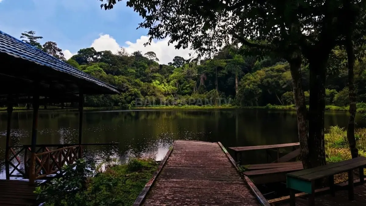 Gazebo di kawasan Danau Aco menjadi tempat pengunjung beristirahat sambil menikmati panorama alam sekitar.