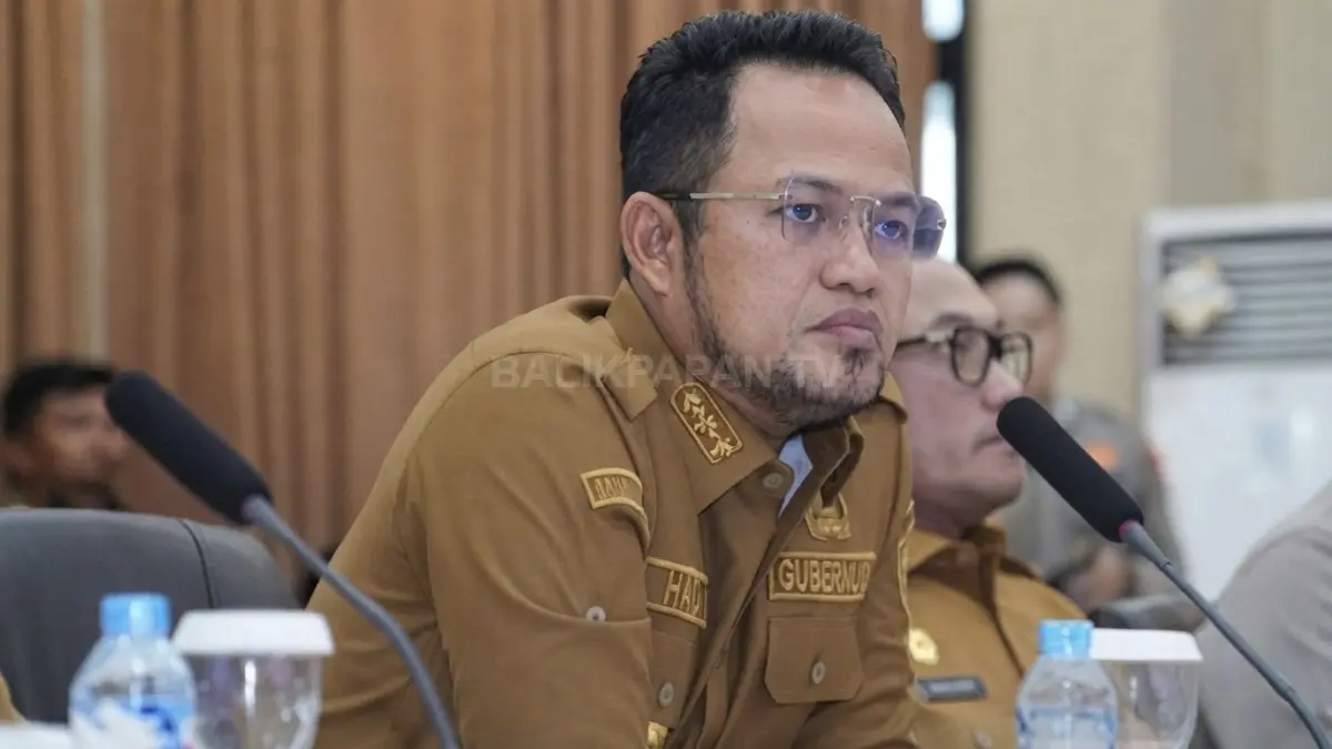 Gubernur Kalimantan Timur Rudy Mas’ud saat mengikuti rapat koordinasi penanganan kebakaran hutan dan lahan secara daring dari Samarinda.