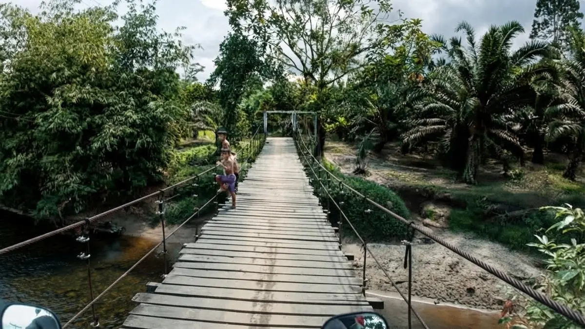 Jembatan Penawan menjadi bagian perjalanan menuju Riam Bedawan di kawasan hutan Kabupaten Landak Kalimantan Barat.