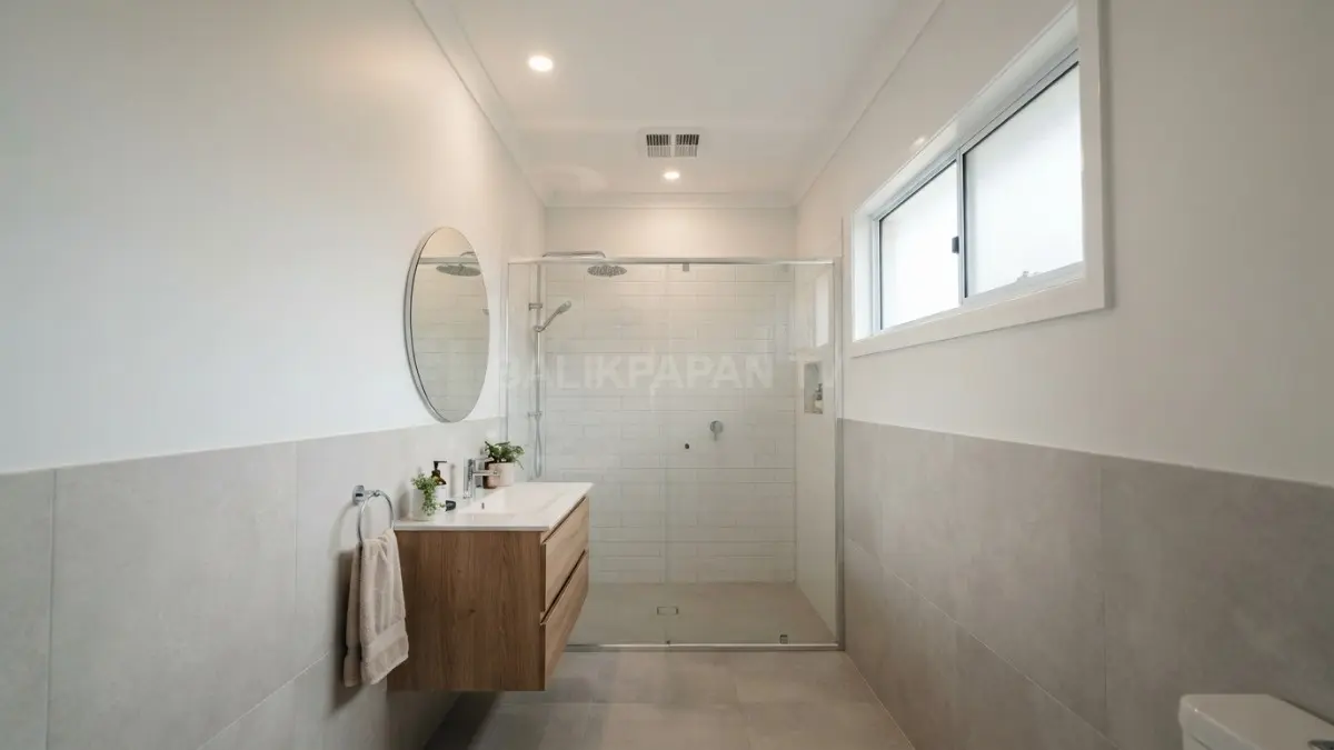 Kamar mandi dengan plafon 2,7 meter menciptakan sirkulasi udara cukup, proporsional, dan mendukung kebutuhan instalasi rumah. (BTV/AI)