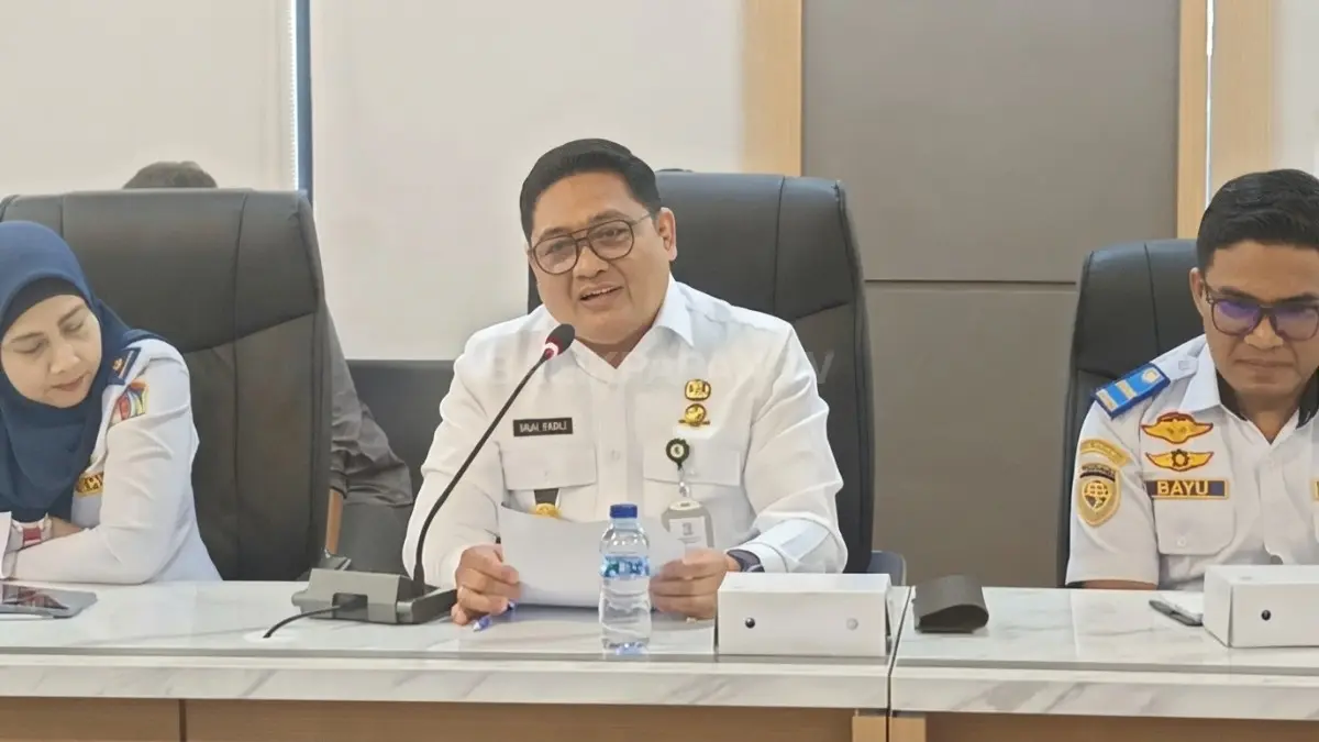 Kepala Dishub Balikpapan M Fadli Pathurrahman memberikan keterangan dalam RDP terkait kuota Biosolar dan penataan SPBU. (DOK. DINA ANGELINA/KP)
