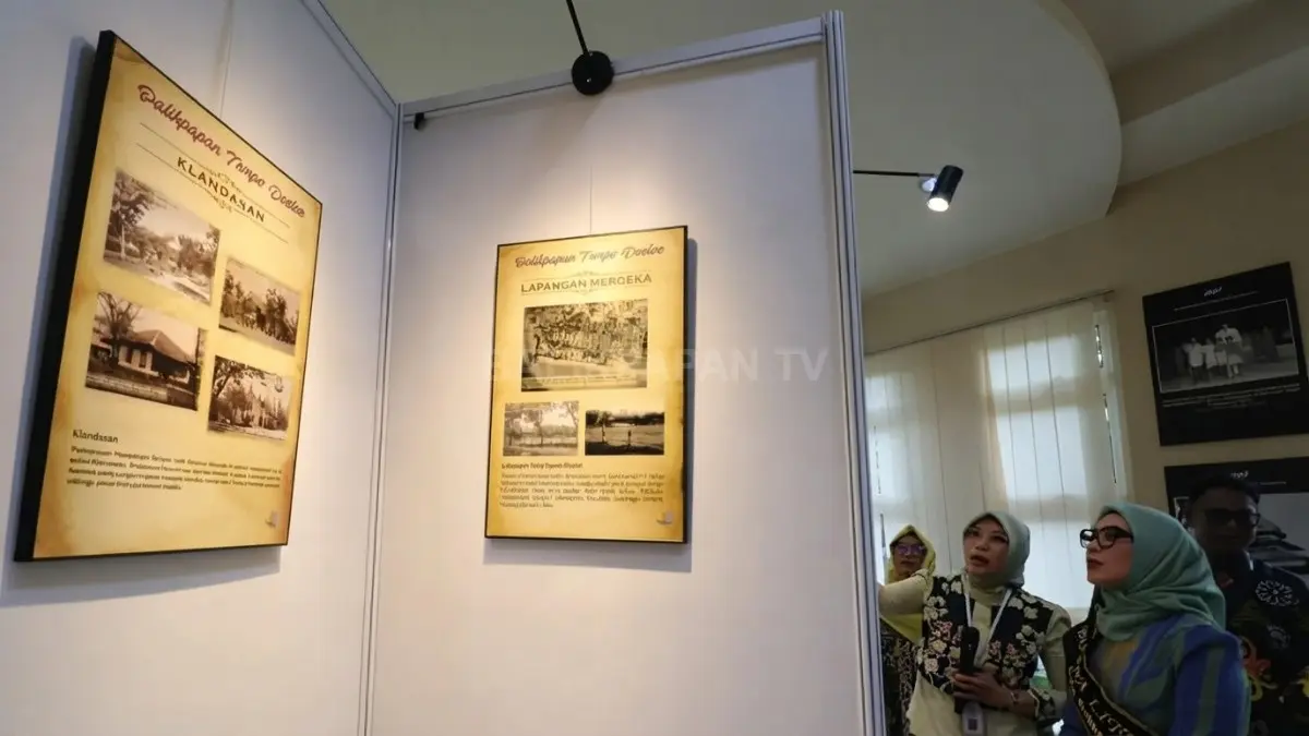 Kepala Disputakar Balikpapan Neny Dwi Winahyu menjelaskan koleksi arsip sejarah kota yang akan dipamerkan secara rutin. (DOK. ANGGI PRADITHA/KP)
