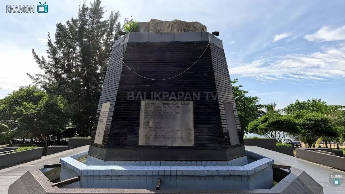 Monumen Perjuangan Rakyat berdiri di kawasan Pantai Monpera Balikpapan dengan latar taman dan pesisir kota.