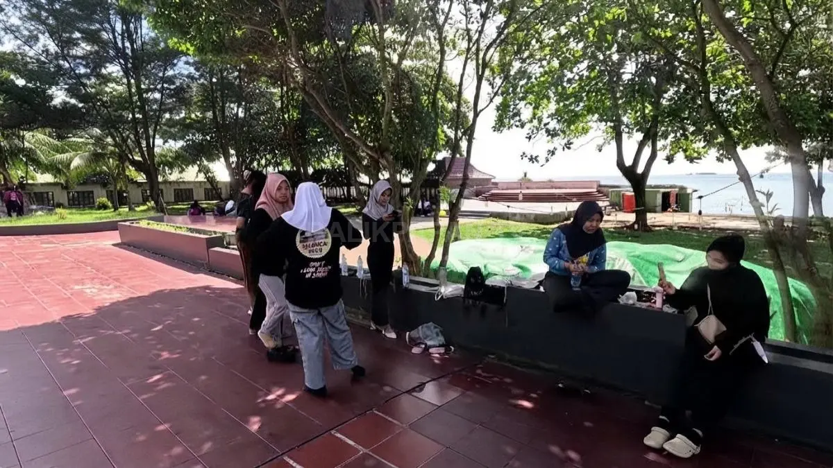 Pengunjung menikmati kawasan Pantai Monpera sambil bersantai dan melihat panorama pesisir Balikpapan.