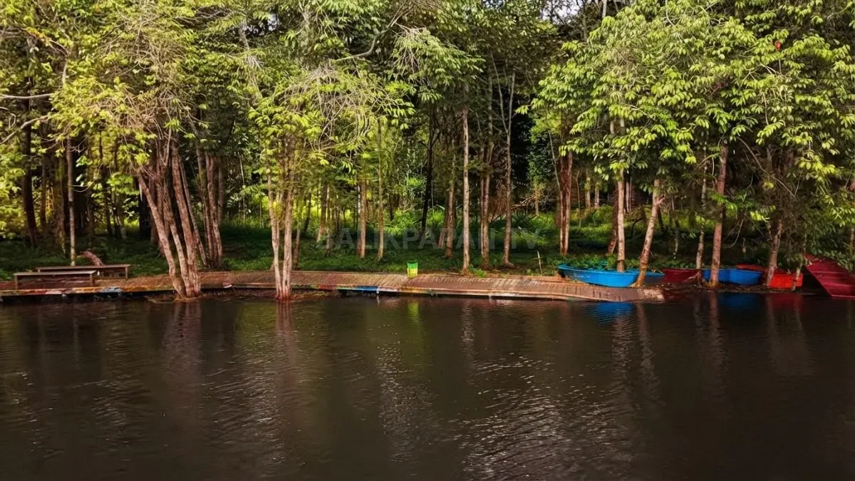 Pengunjung menikmati suasana Danau Aco yang dikelilingi pepohonan tropis dan perbukitan Kutai Barat.&nbsp;