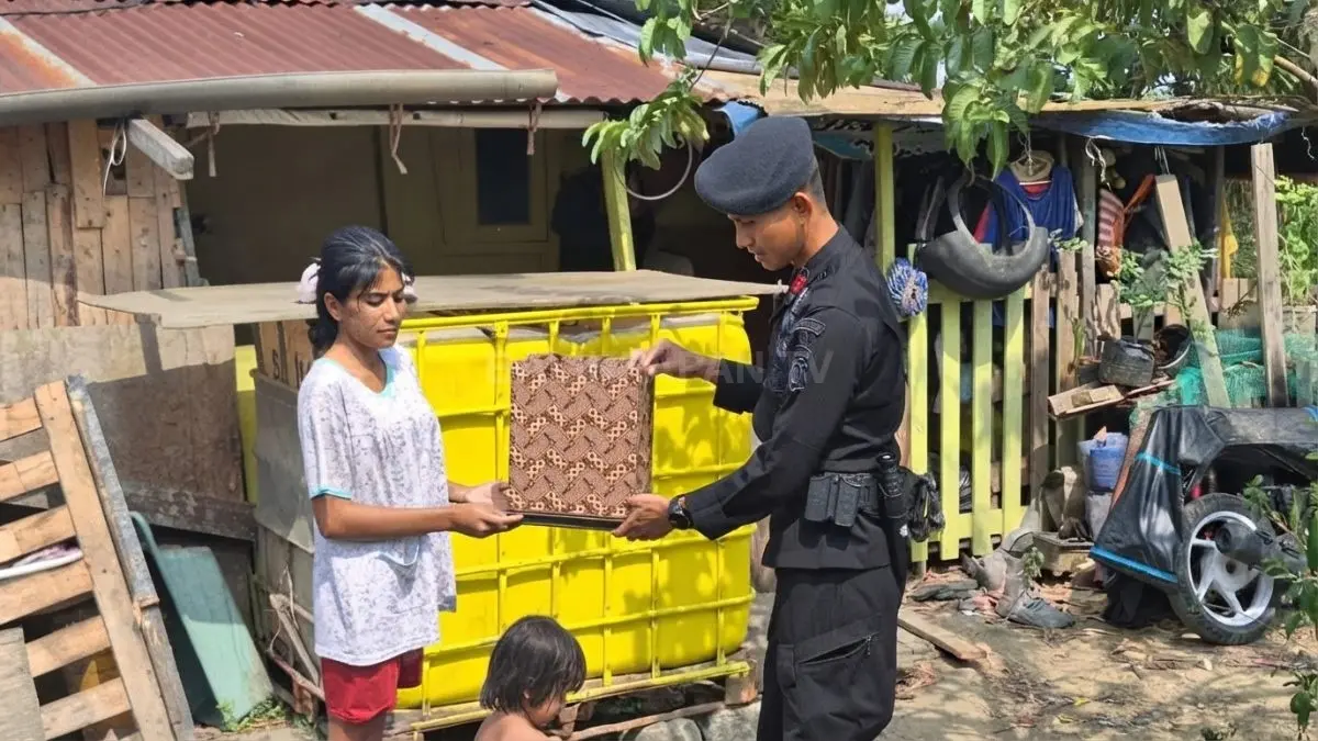 Personel Brimob Polda Kaltim menemui warga di wilayah terpencil sekaligus menyalurkan bantuan untuk memenuhi kebutuhan masyarakat. (DOK. M. IBRAHIM/KP)