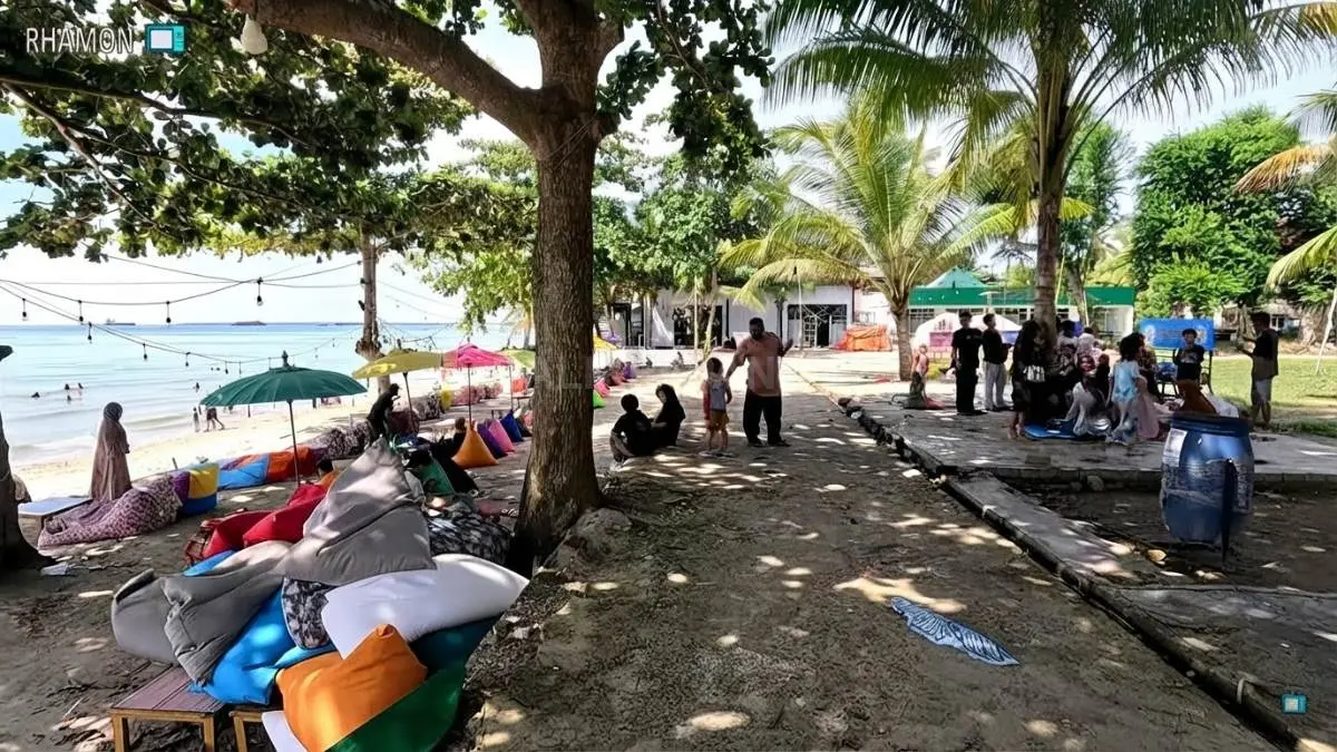 Suasana sore Pantai Monpera memperlihatkan garis pantai, taman, dan ruang publik di pusat Balikpapan.