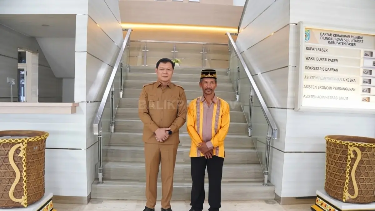 Bupati Paser bersama Masrani memperlihatkan pot bunga bermotif Solong Tengkalang sebagai simbol pelestarian budaya Paser. (DOK. NAJIB/KP)