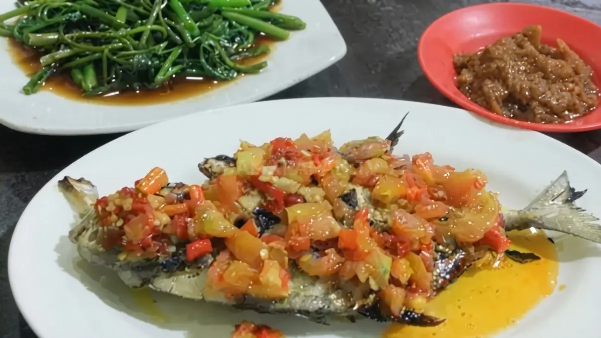 Ikan asin Richa khas Tarakan disajikan bersama nasi hangat dan sayur singkong dalam piring tradisional. 