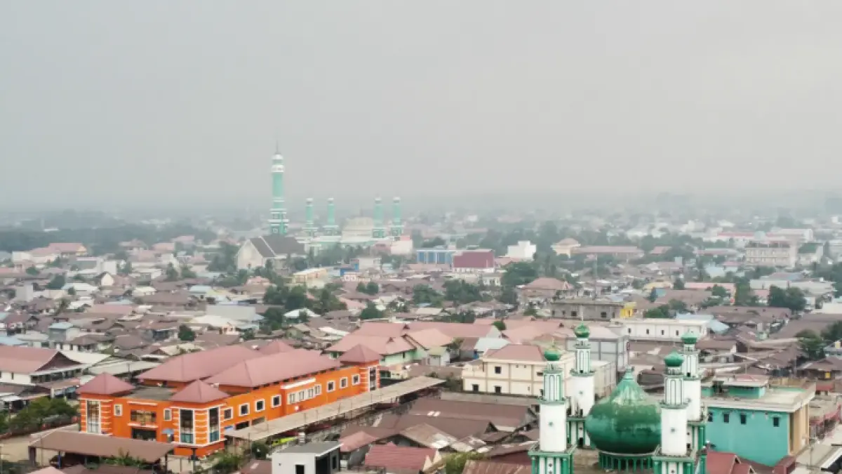 Kabut asap Berau berdampak pada kesehatan, dengan ribuan kasus ISPA tercatat hingga awal Agustus. (ADAM/BP)