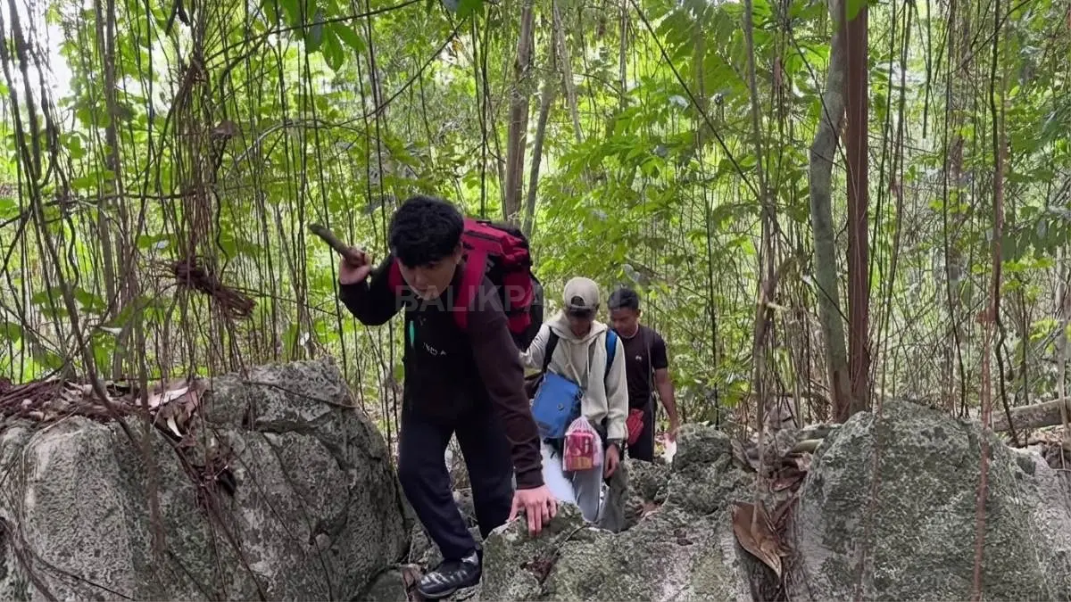 Pendaki melewati jalur batu karst terjal dan vegetasi rapat menuju kawasan puncak Gunung Melihat Paser