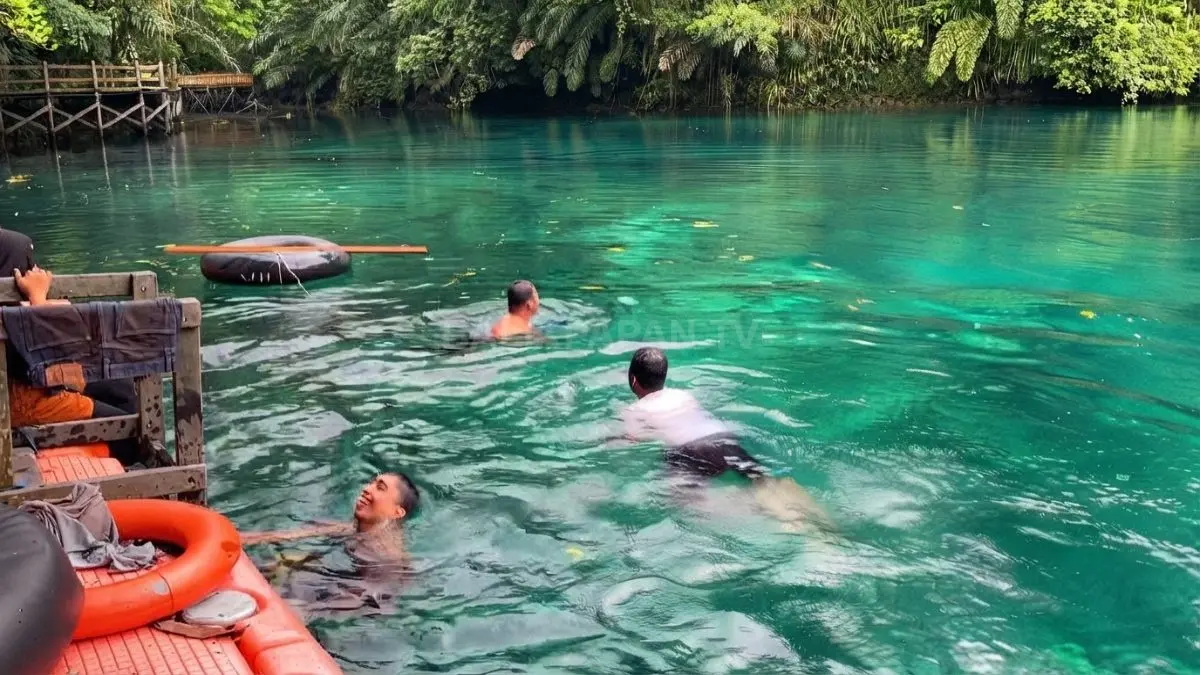 Pengunjung menikmati panorama Danau Labuan Cermin yang terkenal dengan kejernihan airnya di Kabupaten Berau