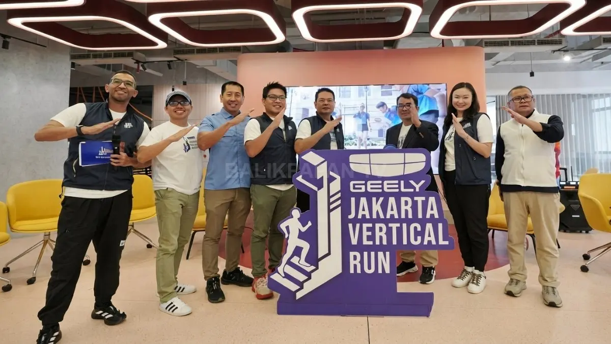 Peserta Geely Jakarta Vertical Run 2026 siap menaklukkan ribuan tangga Autograph Tower dalam tantangan lari vertikal Jakarta.