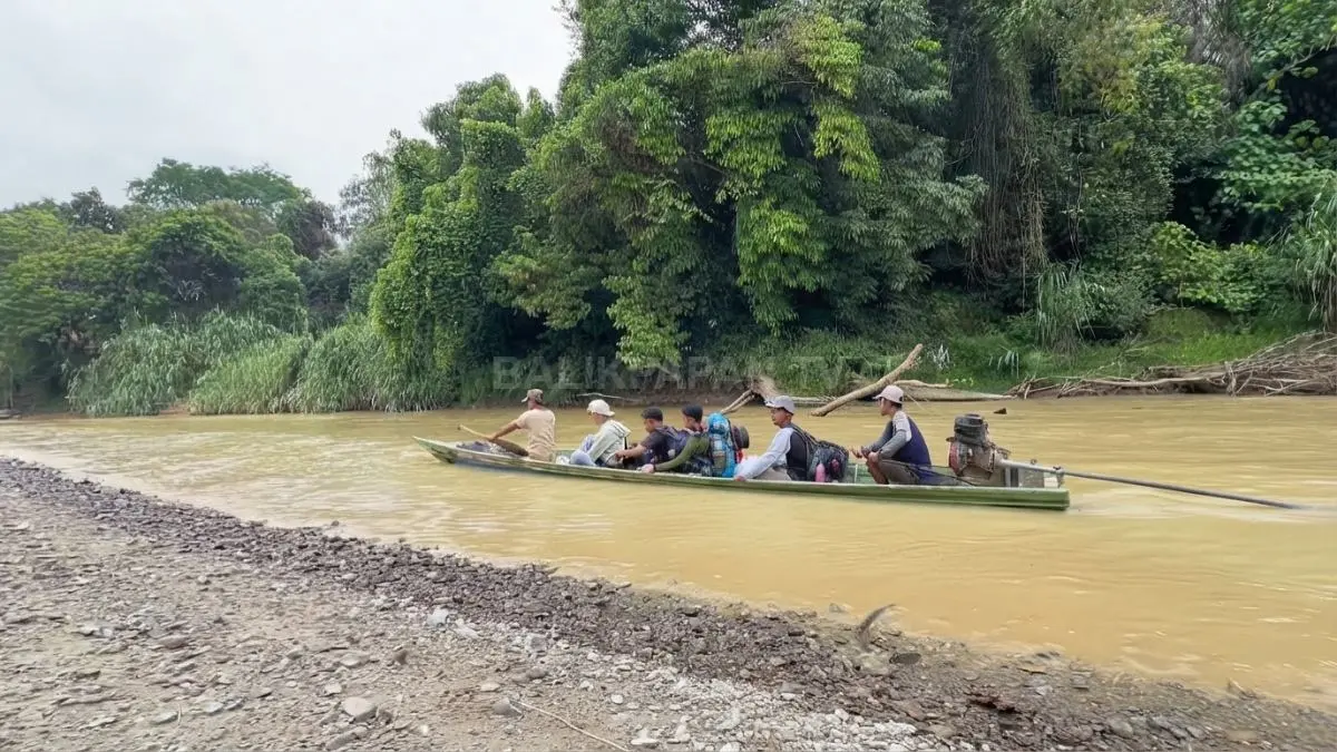 Rombongan pendaki menyeberangi sungai menggunakan perahu menuju pintu rimba Gunung Melihat Paser Kalimantan Timur